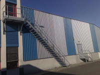 Click here to see the picture (trap_buiten_001.jpg)